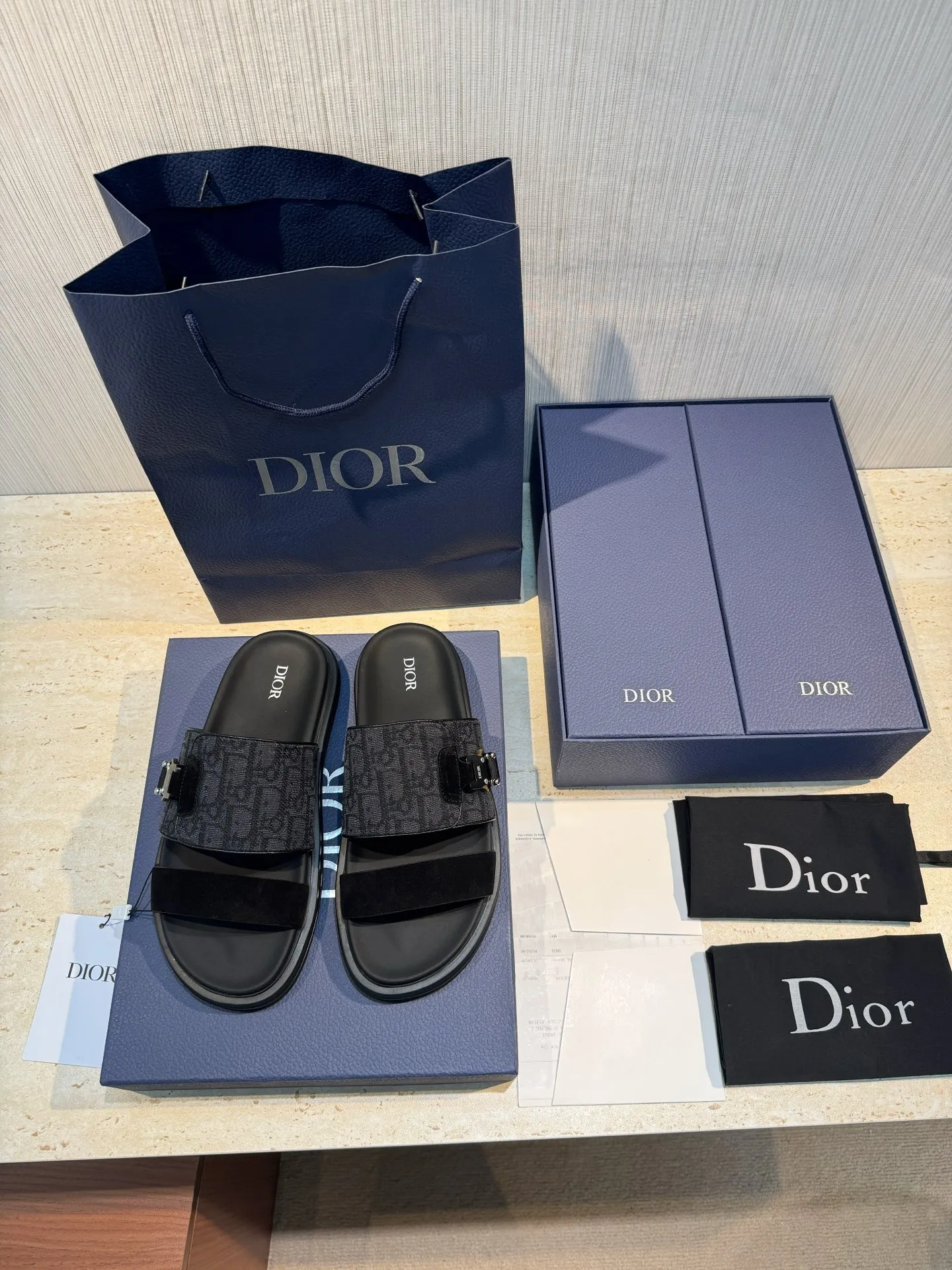 Factory price: 340💰Djia Aqua men's slippers and sandals, Dior's Aqua sandals are elegant and casual. The cross-strap design is reinterpreted in CD Diamond canvas, inspired by the brand's archives. Finished with a branded logo and tonal notch sole, they can be worn easily with shorts or jeans for a sophisticated look. Cowhide spliced ​​canvas + cowhide lining + rubber outsole Size: 39-44 (38 45 customized)